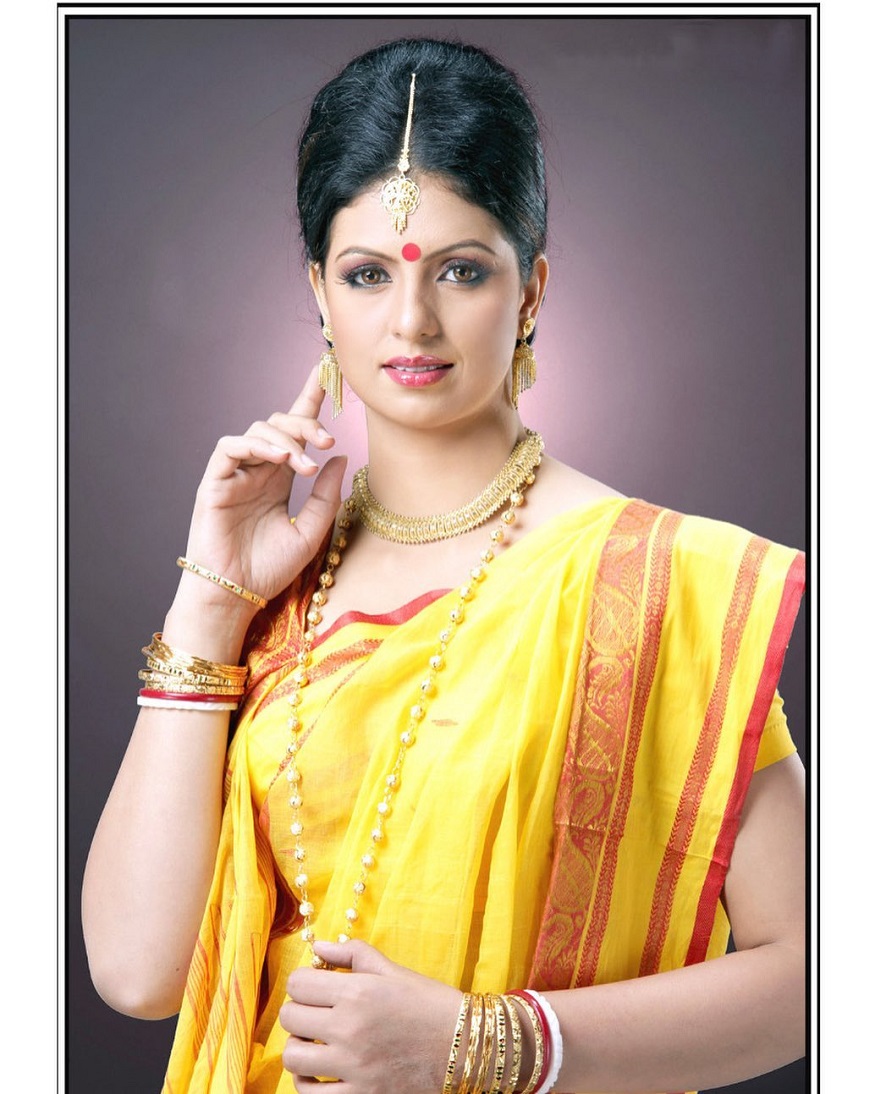  ഹസിന്‍ ജഹാന്‍ ഒരു ഹിന്ദു ബംഗാളി വീട്ടമ്മയുടെ വേഷത്തില്‍. | Photo Courtesy- Hasin Jahan/ Facebook