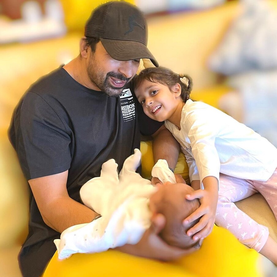  രൺവിജയ് സിംഗ തന്റെ മക്കൾ, മകൾ കൈനാത്ത്, മകൻ ജഹാൻ വീർ എന്നിവരോടൊപ്പം (Image: Instagram)