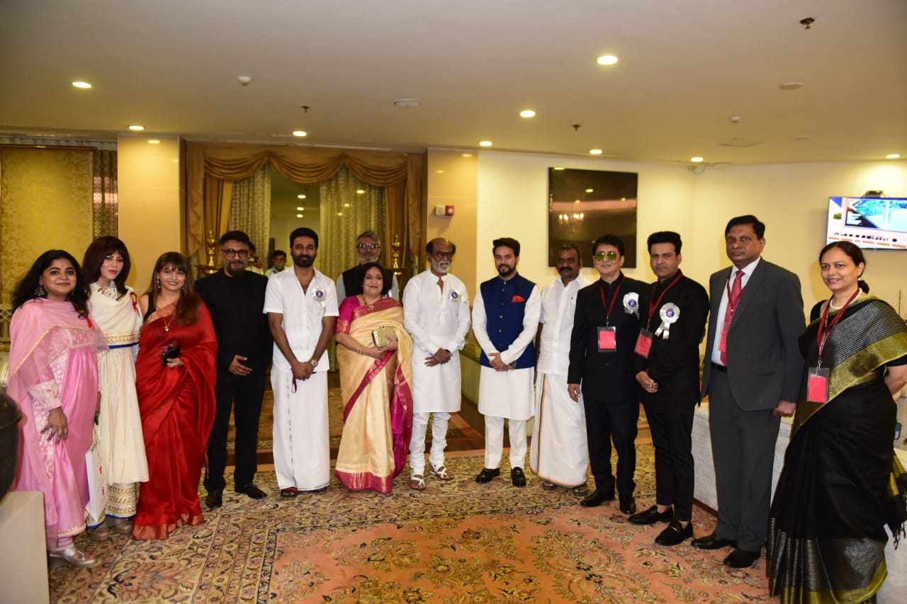  ക്വീൻ, തനു വെഡ്സ് മനു റിട്ടേൺസ് എന്നീ ചിത്രങ്ങളിലെ പ്രകടനത്തിന് മികച്ച നടിക്കുള്ള അവാർഡുകൾ കരസ്ഥമാക്കിയ കങ്കണ ഫാഷൻ സിനിമയ്ക്ക് മികച്ച സഹനടിക്കുള്ള പുരസ്കാരം നേടിയിട്ടുണ്ട്.