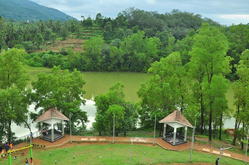  മേഘങ്ങളെ തൊട്ടുനില്‍ക്കുന്ന വാച്ച് ടവറും ശാന്തമായ ജലാശയവും പച്ചപ്പും ഹൃദയ ദ്വീപുമെല്ലാം കാഴ്ചക്കാര്‍ക്ക് നല്‍കുന്നത് ഹൃദ്യമായ അനുഭവമാണ്.