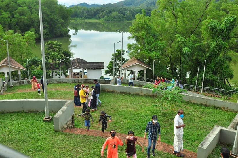  കോവിഡ് കാലത്തെ അടച്ചിടലുകള്‍ക്കൊടുവില്‍ തോണിക്കടവിന്റെയും കരിയാത്തും പാറയുടെയും സൗന്ദര്യം ആസ്വദിക്കാന്‍ വിനോദ സഞ്ചാരികള്‍ എത്തിത്തുടങ്ങി.