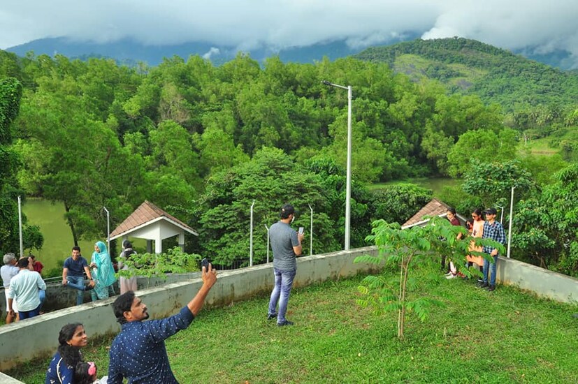  കണ്ണിന് കുളിര്‍മ നല്‍കുന്ന പച്ചപ്പരവതാനി വിരിച്ചപോലെയാണ് കരിയാത്തും പാറയിലെ പുഴയോരം. വലിയ കാറ്റാടി മരങ്ങളും ഉണങ്ങിയൊടിഞ്ഞ മരത്തടികളും മലബാറിന്റെ ഊട്ടിയായ കരിയാത്തുംപാറക്ക് സൗന്ദര്യം കൂട്ടുന്നതാണ്.