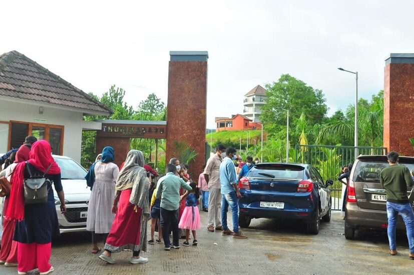  കല്യാണ ഫോട്ടോ ഷൂട്ടുകള്‍ക്കും സിനിമ ഷൂട്ടിങ്ങിനും കുടുംബസമേതം സായാഹ്നങ്ങള്‍ ചെലവിടാനും അവധി ദിനങ്ങള്‍ ആഘോഷമാക്കാനും അനുയോജ്യമാണ് തോണിക്കടവും കരിയാത്തുംപാറയും.