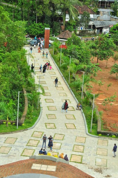  കക്കയം ഡാമിനടുത്താണ് തോണിക്കടവെന്ന അതിമനോഹരമായ വിനോദസഞ്ചാര കേന്ദ്രം. ഇതിനടുത്തു തന്നെയാണ് വിദേശവിനോദസഞ്ചാര കേന്ദ്രങ്ങളെ അനുസ്മരിപ്പിക്കും വിധത്തിലുള്ള കരിയാത്തുംപാറയും.