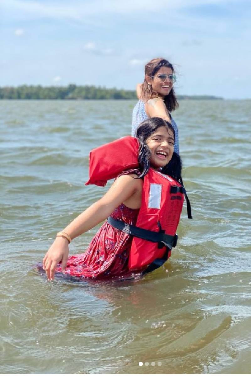  അടുത്തിടെ മകൾ പപ്പുവിന്റെ പിറന്നാൾ ആഘോഷം കെങ്കേമമാക്കിയ ചിത്രങ്ങളും വീഡിയോകളുമായി അമൃത സോഷ്യൽ മീഡിയയിൽ സജീവമായിരുന്നു. അമ്മയും മകളും റിസോട്ടിൽ ആർത്തുല്ലസിക്കുന്ന നിമിഷങ്ങൾ അവർ ആരാധകർക്ക് മുന്നിൽ പങ്കിട്ടിരുന്നു