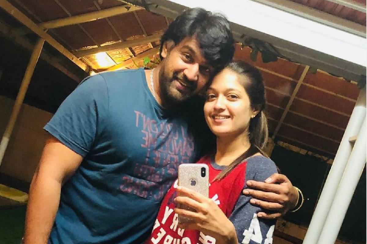  എന്നെ സംബന്ധിച്ചിടത്തോളം ആ വെളിച്ചം ചിരുവാണ്. തിളക്കമാർന്നതാകാൻ ആ വെളിച്ചത്തിലേക്കാണ് എന്റെ യാത്ര.' മേഘ്ന കുറിപ്പിൽ പറഞ്ഞു. കൂടാതെ അതിനുപിന്നാലെ രണ്ടുപേർക്കൊപ്പമുള്ള ചിത്രങ്ങളും മേഘ്ന പോസ്റ്റ് ചെയ്തു. അതിലൊരാൾ ചിരുവിന്റെ ആത്മമിത്രം കൂടിയായ സംവിധായകൻ പന്നഗഭരണയാണ്
