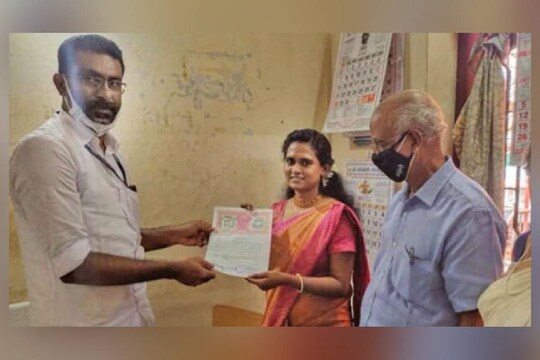 മിനിറ്റുകള്‍ക്കുള്ളില്‍ രജിസ്ട്രാര്‍ വിവാഹ സര്‍ട്ടിഫിക്കറ്റ് വധുവിന് കൈമാറുകയും ചെയ്തു
