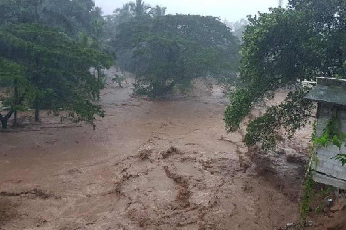കൂട്ടിക്കല്‍ വില്ലേജ് പ്ലാപ്പള്ളി ഭാഗത്ത്‌ ഉരുള്‍പൊട്ടല്‍ ഉണ്ടായതിനെ തുടര്‍ന്ന് മൂന്ന് വീടുകള്‍ ഒലിച്ചു പോയതായി റിപ്പോര്‍ട്ട്