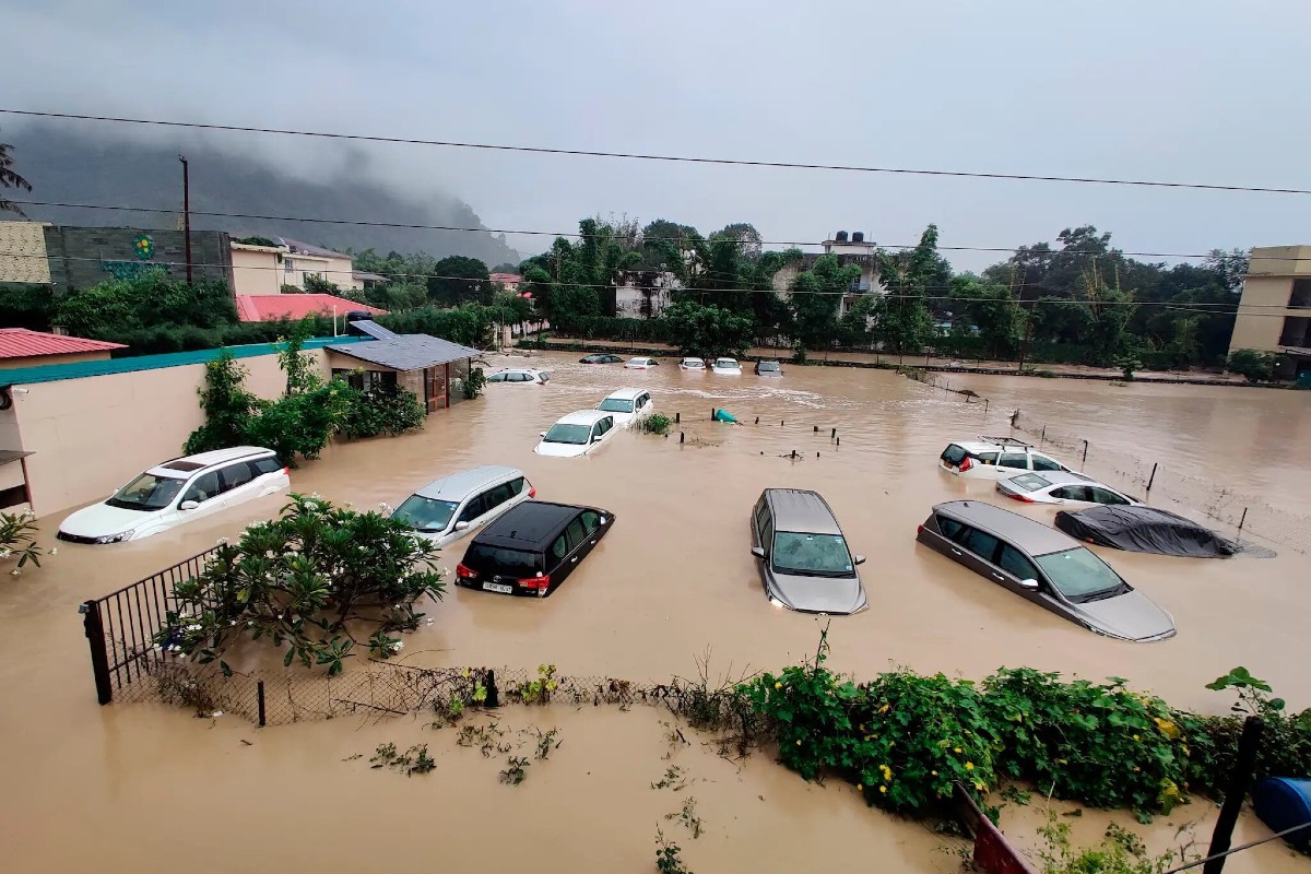 ഉത്തരാഖണ്ഡ് പ്രളയം: മരണം 46 ആയി; വാഹനങ്ങളും റിസോർട്ടുകളും വെള്ളത്തിൽ മുങ്ങി
