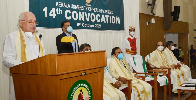  സര്‍വ്വകലാശാലാ സെനറ്റ് ഹാളില്‍ നടന്ന ചടങ്ങില്‍ വൈസ് ചാന്‍സലര്‍ പ്രൊഫ.മോഹനന്‍ കുന്നുമ്മല്‍, പ്രൊ വൈസ് ചാന്‍സലര്‍ പ്രൊഫ. ഡോ. സി.പി.വിജയന്‍, രജിസ്ട്രാര്‍ പ്രൊഫ. ഡോ. എ.കെ. മനോജ് കുമാര്‍, പരീക്ഷാ കണ്‍ട്രോളര്‍ പ്രൊഫ. ഡോ.എസ്.അനില്‍ കുമാര്‍, ഫിനാന്‍സ് ഓഫീസര്‍ കെ.പി. രാജേഷ്, സര്‍വ്വകലാശാലാ ഡീനുമാര്‍, വിവിധ ഫാക്കല്‍റ്റി ഡീനുമാര്‍ തുടങ്ങിയവര്‍ പങ്കെടുത്തു. കോവിഡ് പെരുമാറ്റച്ചട്ടം പാലിച്ച് നടത്തിയ ചടങ്ങില്‍ ബിരുദധാരികളില്‍ ഏതാനും പേര്‍ മാത്രമാണ് നേരിട്ട് പങ്കെടുത്തത്. ബാക്കിയുള്ളവര്‍ ഓണ്‍ലൈനായി ചടങ്ങില്‍ പങ്കാളികളായി. ഗവര്‍ണറും വിദ്യാര്‍ത്ഥികളും ഉള്‍പ്പെടെയുള്ളവര്‍ കേരളീയ വേഷത്തിലായിരുന്നു ചടങ്ങിനെത്തിയത്.