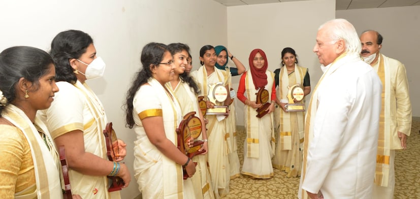  സർവകലാശാല നല്‍കുന്ന ഡോക്ടര്‍ ഓഫ് സയന്‍സസ് ഓണററി ബിരുദം വെല്ലൂര്‍ ക്രിസ്ത്യന്‍ മെഡിക്കല്‍ കോളേജിലെ സൈക്യാട്രി വിഭാഗം മേധാവി പ്രഫ. ഡോ. പോള്‍ സ്വാമിദാസ് സുധാകര്‍ റസ്സലിന് ഗവര്‍ണര്‍ സമ്മാനിച്ചു. സര്‍വ്വകലാശാലയ്ക്ക് കീഴിലുള്ള സര്‍ക്കാര്‍, എയ്ഡഡ്, സ്വാശ്രയ കോളേജുകളില്‍ നിന്ന് മെഡിസിന്‍, ഡെന്റല്‍ സയന്‍സ്, ആയുര്‍വേദ, ഹോമിയോപ്പതി, സിദ്ധ, നഴ്‌സിംഗ്, ഫാര്‍മസി, അലൈഡ് ഹെല്‍ത്ത് സയന്‍സസ് വിഭാഗങ്ങളിലായി 14,229 വിദ്യാര്‍ത്ഥികള്‍ക്കാണ് ഗവര്‍ണര്‍ ബിരുദം സമ്മാനിച്ചത്. വിവിധ വിഭാഗങ്ങളിലെ റാങ്ക് ജേതാക്കള്‍ക്കും ഗവര്‍ണര്‍ ട്രോഫിയും കാഷ് അവാര്‍ഡും സമ്മാനിച്ചു. സര്‍വകലാശാലയ്ക്കു കീഴിലെ വിദ്യാര്‍ഥികള്‍ ഒപ്പുവച്ച സ്ത്രീധന വിരുദ്ധ പ്രഖ്യാപനം രജിസ്ട്രാര്‍ ഗവര്‍ണര്‍ക്ക് കൈമാറി. സര്‍വകലാശാലയ്ക്കു കീഴിലെ സ്‌കൂള്‍ ഓഫ് പബ്ലിക് ഹെല്‍ത്ത് പ്രസിദ്ധീകരിച്ച 'മാറുന്ന കുടുംബങ്ങളും അത് കുടുംബാംഗങ്ങളില്‍ ഉണ്ടാക്കുന്ന ശാരീരികവും മാനസികവും സാമൂഹികവുമായ സ്വാധീനവും' എന്ന പഠന റിപ്പോര്‍ട്ട് ചടങ്ങില്‍ വച്ച് ഗവര്‍ണര്‍ പ്രകാശനം ചെയ്തു.