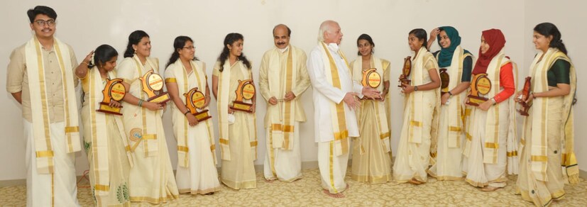  വിദ്യാഭ്യാസ സ്ഥാപനങ്ങളില്‍ പുതിയ ഗവേഷണ സംസ്‌ക്കാരം വളര്‍ന്നുവരണമെന്നും അദ്ദേഹം പറഞ്ഞു. കോവിഡ് പോലെയുള്ള പകര്‍ച്ച വ്യാധികളുടെ കാലത്ത് ആരോഗ്യ രംഗത്ത് നാം അഭിമുഖീകരിക്കുന്ന വെല്ലുവിളികളെ നേരിടാന്‍ ഗവേഷണ പഠനങ്ങള്‍ അനിവാര്യമാണ്. സാങ്കേതിക വിദ്യയുടെയും ബൗദ്ധികവും വൈകാരികവുമായ കരുത്തിന്റെയും പിന്‍ബലത്തോടെ ഭാവിയെക്കൂടി മുന്നില്‍ക്കണ്ടുള്ള ഗവേഷണങ്ങളാണ് വേണ്ടത്. വസുധൈവ കുടുംബകം എന്ന പോലെ മനുഷ്യരുടെ ആരോഗ്യമെന്നത് മറ്റു ജീവജാലങ്ങളുടെയും പ്രകൃതിയുടെയും ആരോഗ്യവുമായി ബന്ധപ്പെട്ടതാണെന്ന യാഥാര്‍ഥ്യം ഉള്‍ക്കൊള്ളുന്നതാവണം അത്. സമൂഹത്തെ സേവിക്കുന്നവര്‍, പ്രത്യേകിച്ച് ആരോഗ്യ രംഗത്തെ തൊഴില്‍ മേഖലയായി തെരഞ്ഞെടുത്തവര്‍, ആര്‍ദ്രതയും അനുകമ്പയും അവരുടെ മുഖമുദ്രയാക്കണമെന്നും ഗവര്‍ണര്‍ പറഞ്ഞു.