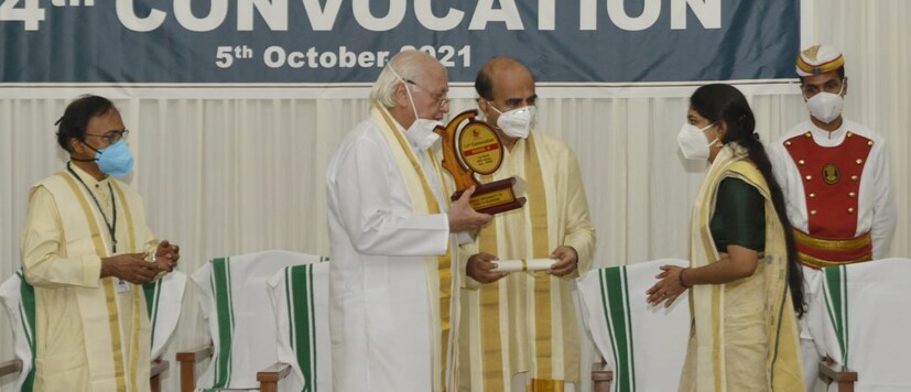  മികച്ച രീതിയിലാണ് കേരളം കോവിഡ് വാക്സിനേഷന്‍ ക്യാംപയിന്‍ നടത്തിവരുന്നതെന്നും ഗവര്‍ണര്‍ പറഞ്ഞു. സംസ്ഥാന ജനസംഖ്യയുടെ 92.66 ശതമാനം പേര്‍ക്ക് ഒന്നാം ഡോസും പകുതിയോളം പേര്‍ക്ക് രണ്ടാം ഡോസും നല്‍കാനായത് വലിയ നേട്ടമാണ്. വാക്സിന്‍ വയലുകളുടെ കാര്യക്ഷമമായ ഉപയോഗം ഉള്‍പ്പെടെ മികച്ച രീതിയില്‍ വാക്സിനേഷന്‍ ഡ്രൈവ് നടത്തിയതാണ് കേരളത്തെ ഇന്ത്യാ ടുഡേയുടെ ഹെല്‍ത്ത് ഗിരി അവാര്‍ഡിന് അര്‍ഹമാക്കിയതെന്നും ഇക്കാര്യത്തില്‍ സംസ്ഥാന സര്‍ക്കാരിനെയും ആരോഗ്യ വകുപ്പിനെയും അഭിനന്ദിക്കുന്നതായും അദ്ദേഹം പറഞ്ഞു.