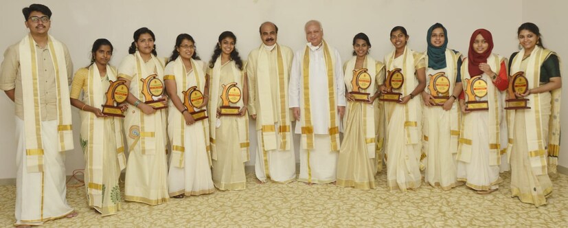  സുസ്ഥിര വികസന ലക്ഷ്യങ്ങള്‍ കൈവരിക്കുന്നതില്‍ കേരളവും ഹിമാചല്‍ പ്രദേശുമാണ് മുന്‍പന്തിയിലുള്ളതെന്ന കാര്യം നമുക്ക് അഭിമാനിക്കാന്‍ വക നല്‍കുന്നതാണ്. മികച്ച ആരോഗ്യ സംരക്ഷണം ഉറപ്പുവരുത്തുന്നതിലും പട്ടിണി കുറച്ചുകൊണ്ടുവരുന്നതിലും ലിംഗസമത്വം കൈവരിക്കുന്നതിലും ഗുണമേന്‍മയുള്ള വിദ്യാഭ്യാസം ഉറപ്പുവരുത്തുന്നതിലും കേരളം മികച്ച നേട്ടമാണ് കൈവരിച്ചത്. - ഗവർണർ പറഞ്ഞു.