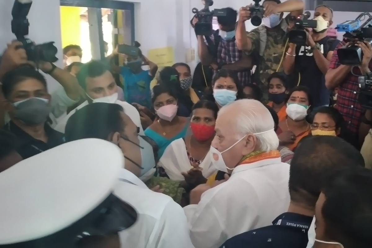 ഗവർണ്ണർ ക്യാമ്പ് സന്ദർശിക്കുന്നു
