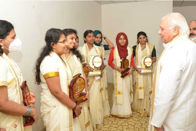  ജനങ്ങള്‍ക്ക് മികച്ചതും ചെലവ് കുറഞ്ഞതുമായ ആരോഗ്യ സേവനങ്ങള്‍ ലഭ്യമാക്കുന്നതില്‍ കേരളം ഏറെ മുന്നിലാണെന്ന് കേരള ഗവര്‍ണര്‍ ആരിഫ് മുഹമ്മദ് ഖാന്‍. കേരള ആരോഗ്യശാസ്ത്ര സര്‍വകലാശാലയില്‍ പതിനാലാമത് ബിരുദദാനച്ചടങ്ങില്‍ ബിരുദദാനം നിര്‍വഹിച്ച് സംസാരിക്കുകയായിരുന്നു സര്‍വകലാശാലാ ചാന്‍സലര്‍ കൂടിയായ അദ്ദേഹം.