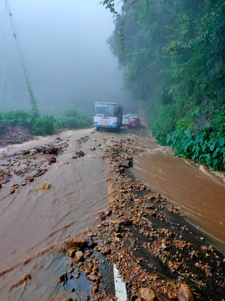  മുണ്ടക്കയം കുട്ടിക്കാനം പാതയിലുണ്ടായ മണ്ണിടിച്ചിൽ