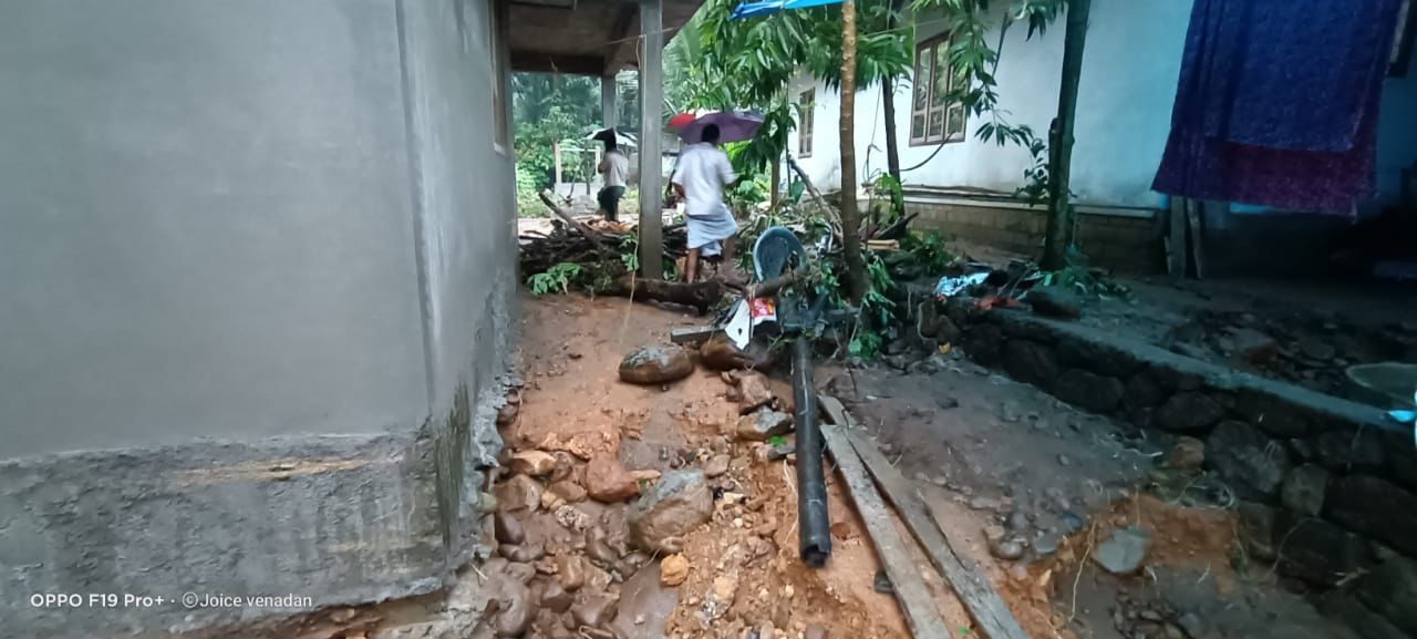  കോട്ടയം, ഇടുക്കി ജില്ലകളില്‍ വൻ നാശം വിതച്ച് മഴ. അടുക്കം വെളളാനിയിൽ നിന്നുള്ള ദൃശ്യം.