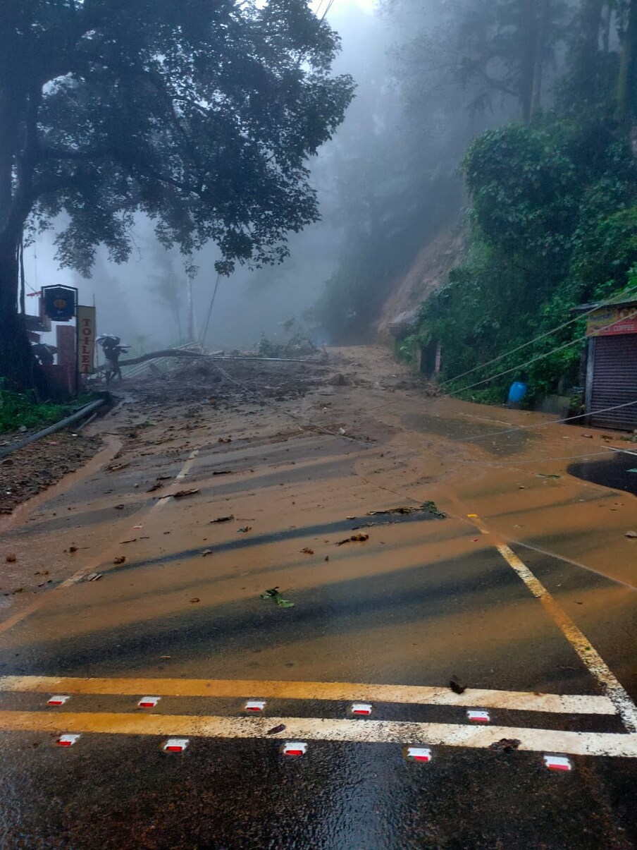  മുണ്ടക്കയം കുട്ടിക്കാനം പാതയിലുണ്ടായ മണ്ണിടിച്ചിൽ