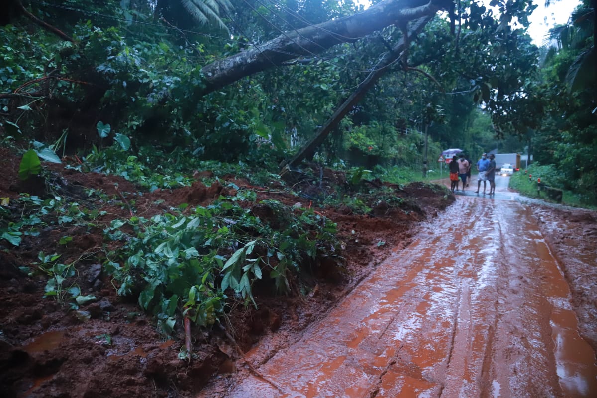  എരുമേലി മുണ്ടക്കയം റോഡിൽ കണ്ണിമലയിൽ ഉണ്ടായ മണ്ണിടിച്ചിൽ