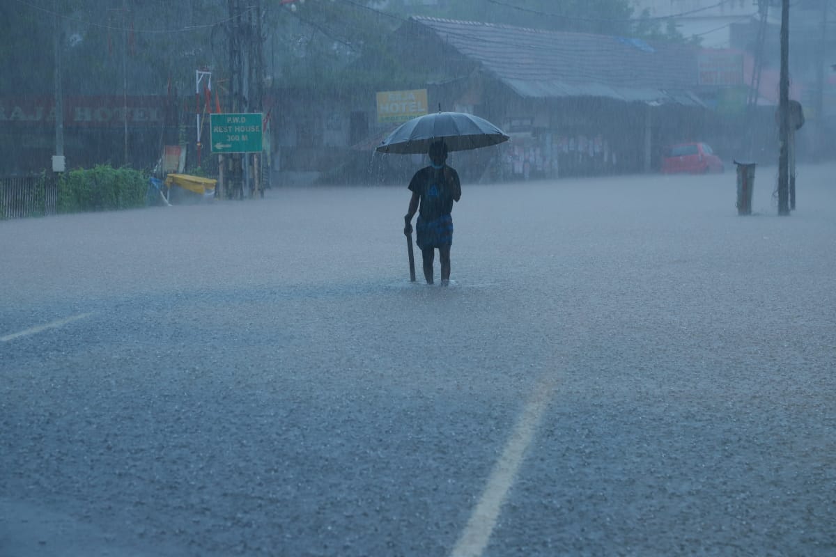  ഉരുള്‍പൊട്ടല്‍, മണ്ണിടിച്ചില്‍ സാധ്യതയുള്ള പ്രദേശങ്ങളില്‍ താമസിക്കുന്നവര്‍ ജാഗ്രത പാലിക്കണമെന്നും മുന്നറിയിപ്പുണ്ട്. ഇടുക്കിയിലെ മലയോര മേഖലയിൽ ഇന്നലെ രാത്രി പെയ്ത കനത്ത മഴയിൽ കുമളി ടൗണിലും കട്ടപ്പന പാറക്കടവിലും കടകളിൽ വെള്ളം കയറി. നെടുങ്കണ്ടം കല്ലാർ അണക്കെട്ട് തുറന്നു.കുമളി ടൗൺ, തേക്കടി ബൈപാസ് റോഡ്, റോസാപ്പൂക്കണ്ടം തുടങ്ങിയ മേഖലകളിലാണ് വെള്ളം കയറിയത്.