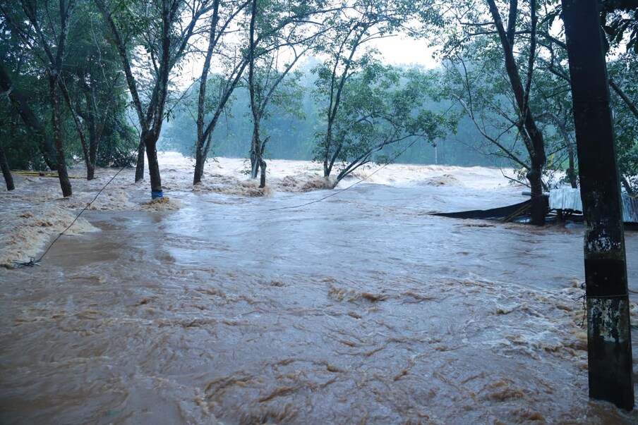  മലയോര മേഖലയിൽ വൻനാശനഷ്ടമുണ്ടായി. കാഞ്ഞിരപ്പള്ളി പഴയിടത്ത് നിന്നുള്ള ദൃശ്യം.
