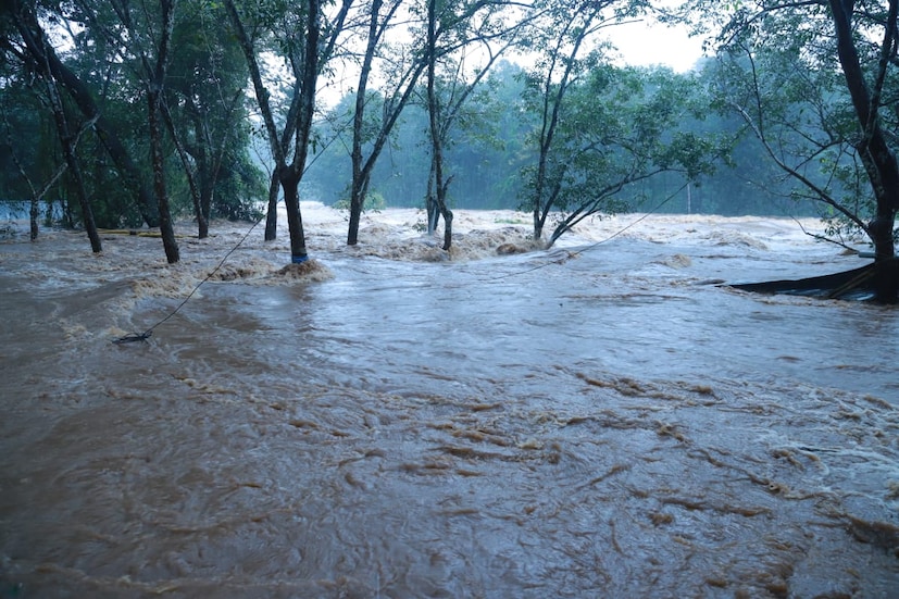  ജില്ലയിലെ മഴക്കെടുതിയില്‍ പെട്ടു പോയവരെ രക്ഷിക്കാന്‍ എയര്‍ ലിഫ്റ്റിങ് ആവശ്യപ്പെട്ടിട്ടുണ്ടെന്ന് മന്ത്രി വിഎന്‍ വാസവന്‍ പറഞ്ഞു. കാഞ്ഞിരപ്പള്ളി പഴയിടത്ത് നിന്നുള്ള ദൃശ്യം.