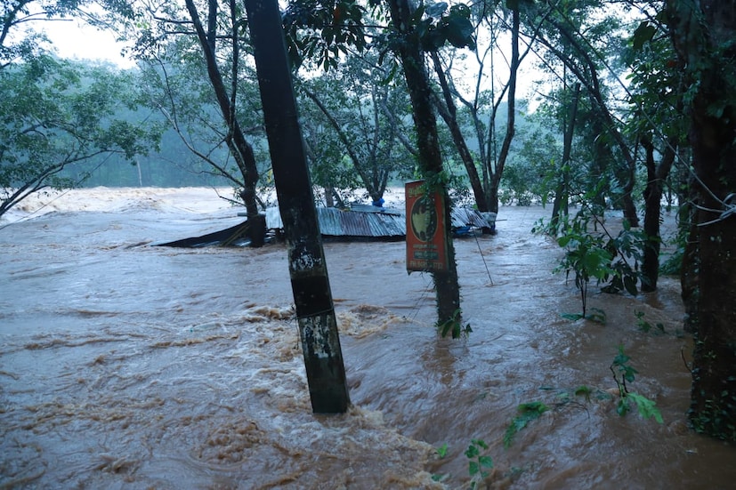  കനത്ത മഴയിൽ മലയോര പ്രദേശങ്ങളിൽ കനത്ത നാശനഷ്ടം. കാഞ്ഞിരപ്പള്ളി പഴയിടത്ത് നിന്നുള്ള ദൃശ്യം.