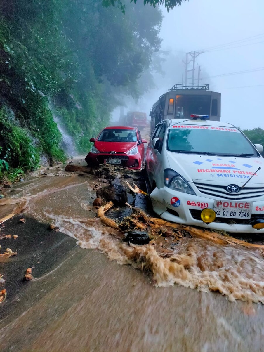  മുണ്ടക്കയം കുട്ടിക്കാനം പാതയിലുണ്ടായ മണ്ണിടിച്ചിൽ