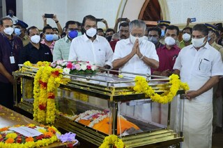 അയ്യങ്കാളി ഹാളിൽ പൊതുദർശനത്തിന് വെച്ച നെടുമുടി വേണുവിന്റെ ഭൗതിക ശരീരത്തിൽ മുഖ്യമന്ത്രി പിണറായി വിജയൻ അന്തിമോപചാരം അർപ്പിക്കുന്നു