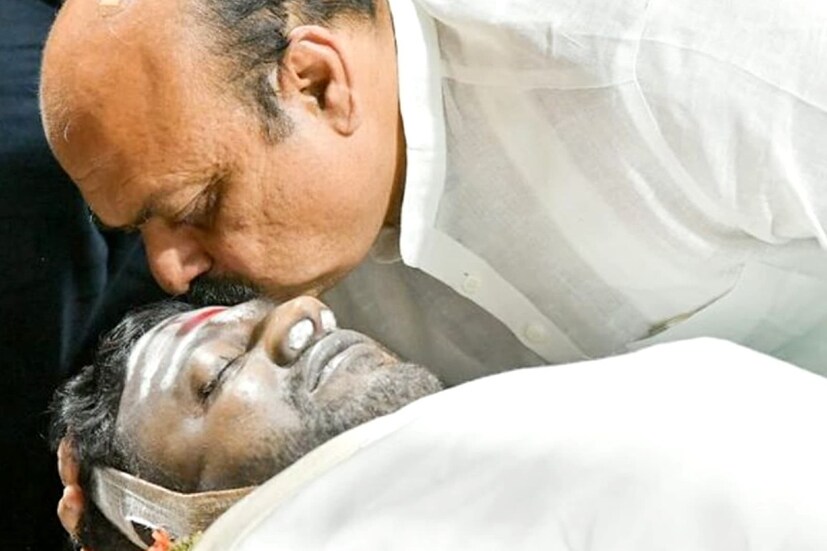  കന്നഡ സിനിമയിലെ പവർസ്റ്റാർ പുനീത് രാജ്കുമാറിന്റെ (Puneeth Rajkumar)സംസ്കാരം ഞായറാഴ്ച രാവിലെ ബെംഗളൂരുവിലെ കണ്ഠീരവ സ്റ്റുഡിയോയിൽ (Kanteerava Studios) നടന്നു. കർണാടക മുഖ്യമന്ത്രി ബസവരാജ് ബൊമ്മൈ (Basavaraj Bommai )അദ്ദേഹത്തിന് അന്ത്യാഞ്ജലി അർപ്പിക്കാൻ പുലർച്ചെ എത്തി. ഇതിനിടയിലെ ചില വൈകാരിക നിമിഷങ്ങളുടെ ചിത്രങ്ങൾ ക്യാമറയിൽ പതിഞ്ഞതോടെ സോഷ്യൽ മീഡിയയിൽ വൈറലായിക്കൊണ്ടിരിക്കുകയാണ്.