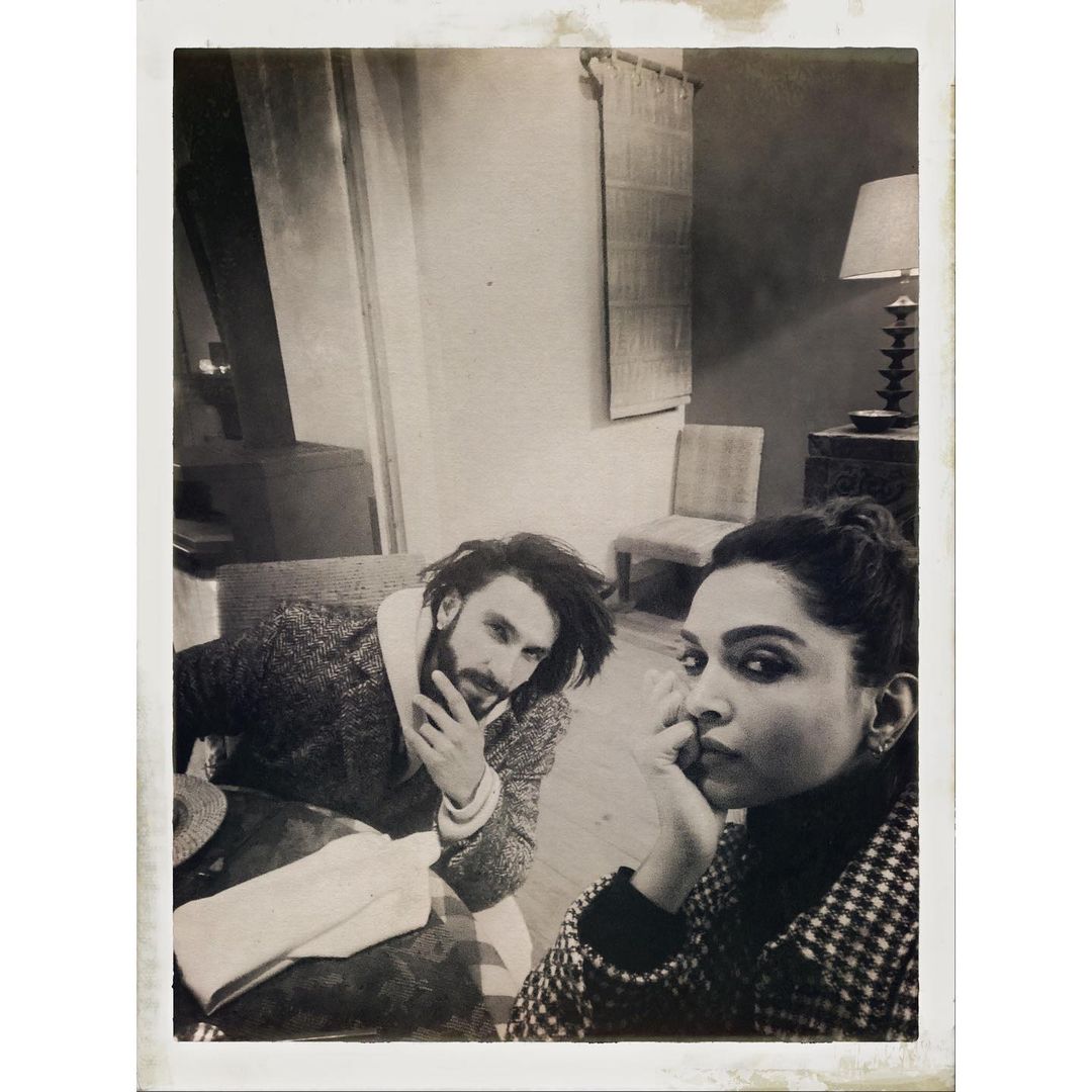  1983ലെ ഇന്ത്യയുടെ ലോകകപ്പ് വിജയത്തെ അടിസ്ഥാനമാക്കിയൊരുക്കുന്ന 83 എന്ന ചിത്രത്തിലാണ് ഇരുവരും ഇനി ഒന്നിക്കുന്നത്. കപിൽ ദേവിന്റെ വേഷത്തിലാണ് രൺവീർ എത്തുന്നത്. കപിലിന്റെ ഭാര്യയുടെ വേഷമാണ് ദീപികയ്ക്ക്. (Image: Instagram)