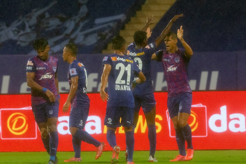 ഐഎസ്എല്ലിലെ(ISL) ആവേശ പോരാട്ടത്തില് നോര്ത്ത് ഈസ്റ്റ് യുണൈറ്റഡിനെ (NorthEast United) വീഴ്ത്തി ലീഗിൽ വിജയത്തുടക്കം കുറിച്ച് ബെംഗളൂരു എഫ്സി (Bengaluru FC ). രണ്ടിനെതിരെ നാല് ഗോളുകള്ക്കായിരുന്നു ബെംഗളുരുവിന്റെ ജയം. മത്സരത്തിന്റെ ആദ്യ പകുതിയിൽ തന്നെ അഞ്ച് ഗോളുകൾ പിറന്നു.  ഐഎസ്എല്ലിലെ(ISL) ആവേശ പോരാട്ടത്തില് നോര്ത്ത് ഈസ്റ്റ് യുണൈറ്റഡിനെ (NorthEast United) വീഴ്ത്തി ലീഗിൽ വിജയത്തുടക്കം കുറിച്ച് ബെംഗളൂരു എഫ്സി (Bengaluru FC ). രണ്ടിനെതിരെ നാല് ഗോളുകള്ക്കായിരുന്നു ബെംഗളുരുവിന്റെ ജയം. മത്സരത്തിന്റെ ആദ്യ പകുതിയിൽ തന്നെ അഞ്ച് ഗോളുകൾ പിറന്നു.