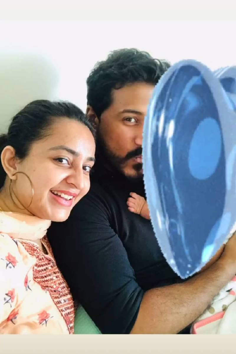  ഭർത്താവിനും കുഞ്ഞിനുമൊപ്പമുള്ള ഒരു സെൽഫിയാണ് ഭാമ പോസ്റ്റ് ചെയ്തിട്ടുള്ളത്. ഇവിടെയും കുഞ്ഞിന്റെ സ്വകാര്യത മാനിച്ച് കുഞ്ഞിന്റെ മുഖത്തിന്റെ സ്ഥാനത്ത് ഒരു ബലൂൺ സ്റ്റിക്കർ കൊണ്ട് മറച്ചിട്ടുണ്ട്. മകളുടെ കുഞ്ഞിക്കൈ മാത്രമാണ് ചിത്രത്തിൽ കാണാൻ കഴിയുന്നത്