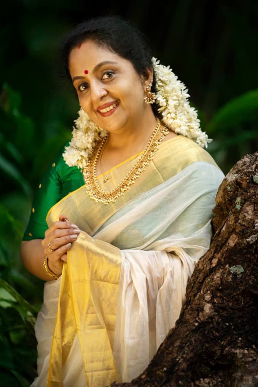  കഴിഞ്ഞ ദിവസമായിരുന്നു സിന്ധുവിന്റെ ജന്മദിനം. കൃഷ്ണകുമാറിന്റെ പോസ്റ്റിലേക്ക്: 'സ്ത്രീ'യിലെ ഐശ്വര്യത്തിന് ഇന്ന് 50. സിന്ധുവും ഞാനും തമ്മിൽ കാണാൻ തുടങ്ങിയത് 93ൽ എപ്പോഴൊ ആണ്. ആദ്യ സിനിമയായ കാഷ്മീരം റിലീസിന് മുൻപ് സുഹൃത്തും സഹോദര തുല്യനുമായ അപ്പ ഹാജയുടെ "കിങ് ഷൂസ്", അവിടെ വെച്ചാണ് ആദ്യമായി ഞങ്ങൾ തമ്മിൽ സംസാരിക്കുന്നത്. പിന്നെ അത് പരിചയത്തിലേക്കും അടുപ്പത്തിലേക്കും പിന്നീട് വിവാഹത്തിലേക്കും (തുടരുന്നു)