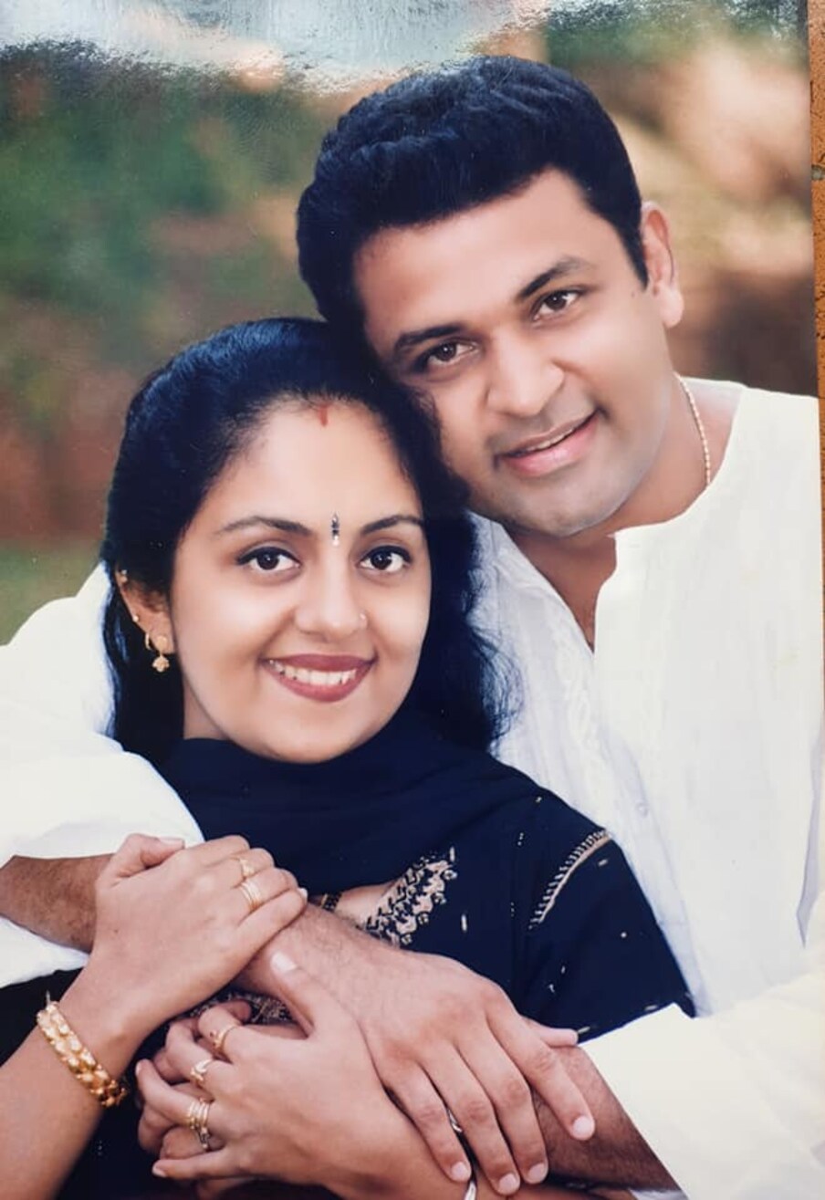  എല്ലാ രണ്ടര വർഷത്തിലും ഓരോ നക്ഷത്രങ്ങൾക്ക് സിന്ധു ജന്മം നൽകി.. ആഹാന, ദിയ, ഇഷാനി...എല്ലാവരും വാടക വീട്ടിൽ ജനിച്ചവർ. ഒടുവിൽ സ്വന്തം വീടായ "സ്ത്രീയി"ലും ഒരു താരം പിറന്നു.. സുന്ദരിയായ ഹൻസിക..
