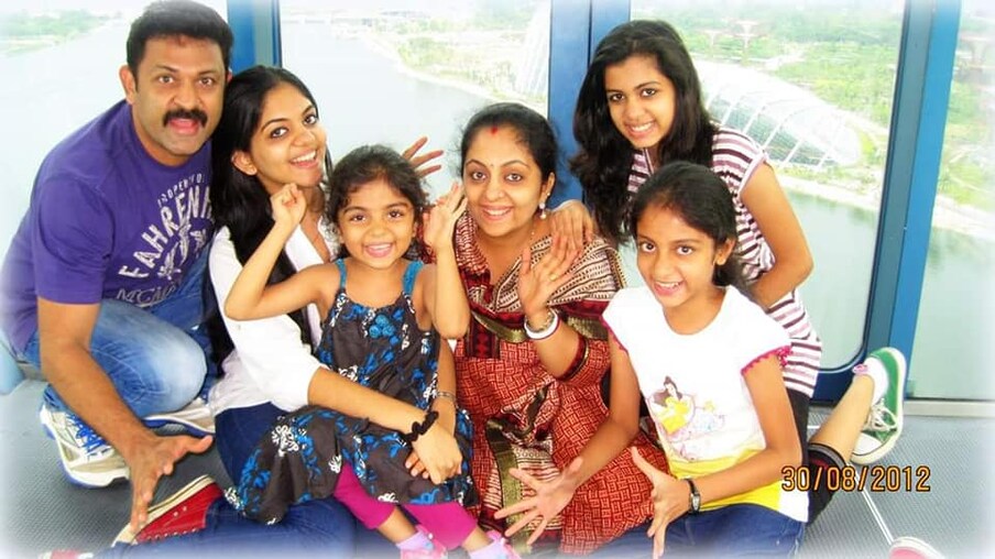  സിന്ധു ഇന്ന് ഈ സുന്ദര ലോകത്തിൽ വന്നിട്ട് 50 വർഷം.. സിന്ധുവിന്റെ മാതാപിതാക്കൾ സന്തുഷ്ടരാണ്, കൂടെപഠിച്ചവർ, സ്നേഹിതർ, മക്കൾ എല്ലാവരും സിന്ധുവിനാൽ സന്തുഷ്ടരാണ്. ഞാനും.. തുടർന്നും അങ്ങനെ തന്നെ ആവട്ടെ എന്ന് പ്രാർത്ഥിച്ചു കൊണ്ട് "സ്ത്രീ"യിലെ ഐശ്വര്യമായ സിന്ധുവിനു അൻപതാം പിറന്നാൾ ആശംസകൾ നേരുന്നു.