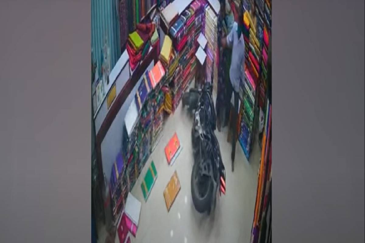 മോട്ടോര്‍ സൈക്കിളിന്റെ ബ്രേക്ക് നഷ്ടപ്പെട്ടതാണ് അപകടത്തിന് കാരണം.