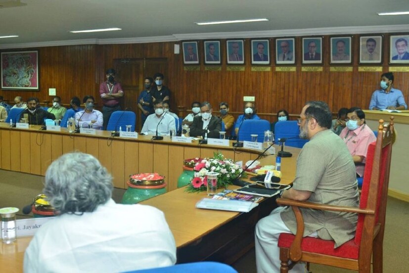  സമൂഹത്തിലെ താഴേത്തട്ടിലുള്ള ജനങ്ങളുടെ ക്ഷേമം ലക്ഷ്യമിട്ട് ഭക്ഷണം, പണം എന്നിവയുടെ വിതരണത്തിന്‍ സര്‍ക്കാര്‍ പ്രത്യേക പരിഗണന നല്‍കി. സര്‍ക്കാര്‍ ആവിഷ്‌കരിച്ച സാമ്പത്തിക പുനരുജ്ജീവന പാക്കേജില്‍ ഉള്‍പ്പെട്ട പല ഘടകങ്ങളും ഈ ലക്ഷ്യത്തോടെയായിരുന്നു. പേരുകേട്ട പല അന്താരാഷ്ട്ര സാമ്പത്തിക വിദഗ്ധരുടെ കാഴ്ചപ്പാടുകള്‍ക്ക് വിരുദ്ധമായിരുന്നു ഇതെന്ന് മന്ത്രി പറഞ്ഞു.