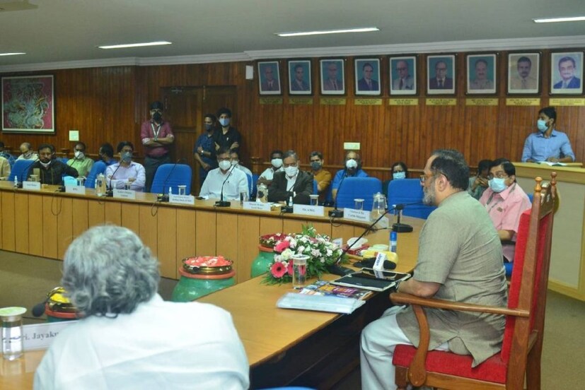  വ്യവസായികള്‍, സംരംഭകര്‍, ഐടി വിദഗ്ധര്‍, വിവിധ സ്ഥാപന മേധാവികള്‍, സാമ്പത്തിക വിദഗ്ധര്‍ തുടങ്ങിയവരുമായി അദ്ദേഹം ആശയങ്ങള്‍ പങ്കുവെച്ചു. സിഎംഎഫ്ആര്‍ഐ ഡയറക്ടര്‍ ഡോ എ ഗോപാലകൃഷ്ണന്‍, എ ജയകുമാര്‍ എന്നിവര്‍ പ്രസംഗിച്ചു.