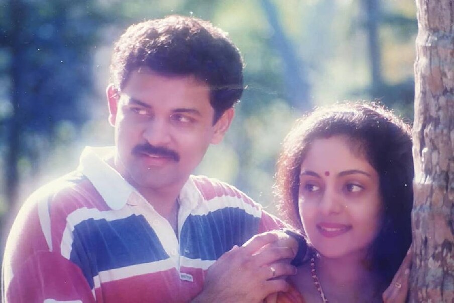  അച്ഛനും അമ്മയും നാല് പെൺമക്കളും അടങ്ങുന്ന കുടുംബത്തിന്റെ അച്ചുതണ്ടാണ് സിന്ധു കൃഷ്ണകുമാർ (Sindhu Krishnakumar). അഭിനയ ലോകത്ത് അച്ഛനും മക്കളും തിരക്കിലാവുമ്പോൾ, സിന്ധുവാണ്‌ വീടിന്റെ മാനേജരുടെ ചുമതല ഏറ്റെടുത്തത്. വർഷങ്ങളും കാലങ്ങളും കടന്നു പോയിരിക്കുന്നു. പ്രണയിച്ച് വിവാഹിതരായവരാണ് കൃഷ്ണകുമാറും (Krishnakumar) സിന്ധുവും. ഇന്ന് സിനിമാ താരങ്ങളുടെ അച്ഛനമ്മാരാണ് ഇവർ. സിന്ധുവിന്റെ അൻപതാം പിറന്നാളിന് ജീവിതഗന്ധിയായ ആശംസ പങ്കിടുകയാണ് കൃഷ്ണകുമാർ