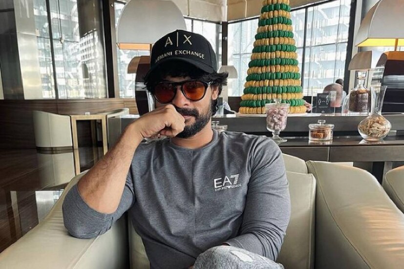  സർബത്ത് എന്ന പേരിന്റെ ഉടമ സർബത്ത് ഷമീർ ആണെങ്കിലും, യഥാർത്ഥ ജീവിതത്തിൽ സർബത്തിന്റെ ക്രെഡിറ്റ് ടൊവിനോയുടെ കൈവശം എത്തിയിരിക്കുകയാണ്. ഛായാഗ്രാഹകൻ ജിംഷി ഖാലിദ് ആണ് ഈ കാഴ്ച പകർത്തി ടൊവിനോയെ ഇൻസ്റ്റഗ്രാമിൽ ടാഗ് ചെയ്തത്. ശേഷം ടൊവിനോ ഇത് തന്റെ ഇൻസ്റ്റഗ്രാം സ്റ്റോറി ആയി പോസ്റ്റ് ചെയ്‌തു. ടൊവിനോ സര്ബത്തിന്റെ കൂടുതൽ വിശേഷങ്ങൾ ഇനി വായിച്ചറിയാം (തുടർന്ന് വായിക്കുക)