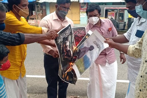 ചുരുളി സിനിമയുടെ പോസ്റ്റർ കത്തിക്കുന്നു
