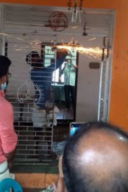  കൂത്തുപറമ്പ് എ സി.പി. സജേഷ് വാഴവളപ്പില്‍, പൊലീസ് ഇന്‍സ്‌പെക്ടര്‍മാരായ മാരായ ബിനു മോഹന്‍, എം.പി. ആസാദ്, ടി.വി. പ്രദീഷ്, കുട്ടികൃഷ്ണന്‍ എസ്.ഐമാരായ സുഭാഷ് ബാബു ലതീഷ്, തുടങ്ങിയവരുടെ നേതൃത്വത്തിലാണ് പൊലീസ് ഉദ്യോഗസ്ഥര്‍ക്കായുള്ള സുരക്ഷാ ഒരുക്കിയത്.