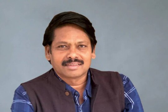 35 വർഷം മുമ്പ് തമിഴ്നാട്ടിലെ തിരുച്ചിറപ്പള്ളിയിലെ തന്റെ കോളേജിലെ നാഷണൽ സർവീസ് സ്‌കീം (എൻഎസ്എസ്) യൂണിറ്റിൽ അംഗമായിരുന്നപ്പോഴാണ് സാനിറ്റേഷൻ സൗകര്യങ്ങളില്ലാത്തതിന്റെയും ശുചിത്വ ബോധത്തിന്റെ അവബോധം പ്രചരിപ്പിക്കേണ്ടതിന്റെ പ്രാധാന്യത്തെക്കുറിച്ച് സായ് ദാമോദരന്റെ ശ്രദ്ധയിൽ പെട്ടത്.