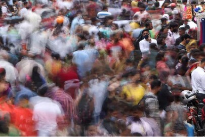 മുംബൈയിലെ തിരക്കേറിയ മാർക്കറ്റിൽ ഒരാൾ ഫോണിൽ സംസാരിക്കുന്നു. (Image: REUTERS/Francis Mascarenhas) മുംബൈയിലെ തിരക്കേറിയ മാർക്കറ്റിൽ ഒരാൾ ഫോണിൽ സംസാരിക്കുന്നു. (Image: REUTERS/Francis Mascarenhas)