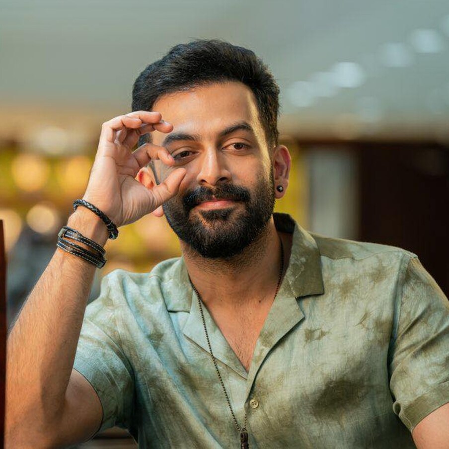  'മനുഷ്യജീവിതത്തിലെ വെളിച്ചത്തിന്റെയും ഇരുട്ടിന്റെയും അസ്തിത്വം ഒരു നടനും സംവിധായകനും എന്ന നിലയില്‍ എന്നെ എപ്പോഴും പിന്തുടരാറുണ്ട്. ഈ കഥയിലും എല്ലാം ഉണ്ട്. ആഗ്രഹം, വിജയം, ഒരു മനുഷ്യന്റെ വീഴച തുടങ്ങിവയെല്ലാം. 47ാം വയസ്സില്‍ അദ്ദേഹം അന്തരിച്ചുവെങ്കിലും അദ്ദേഹത്തിന്റെ ജീവിതത്തിലെ എല്ലാ കാര്യങ്ങളും ഇതില്‍ ഉള്‍ക്കൊള്ളുന്നുണ്ട്. അത്തരത്തില്‍ ഒരു കഥ ആവിഷ്‌കരിക്കുന്നത് നന്നായിരിക്കും'- പൃഥ്വിരാജ് പറഞ്ഞു.