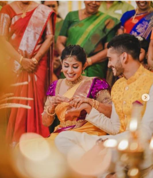  ജയപ്രിയ നായരാണ് വിശാഖിന്റെ വധു. നേരത്തെ ജയപ്രിയയെ പരിചയപ്പെടുത്തി സാമൂഹ മാധ്യമങ്ങളിൽ പങ്കുവച്ച പോസ്റ്റ് ആരാധകര്‍ ഏറ്റെടുത്തിരുന്നു. (Image - Instagram)