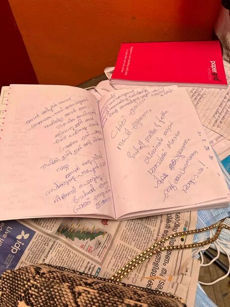  തൊടുപുഴയിൽ സ്വകാര്യ കോളജിൽ എൽഎൽബി വിദ്യാർഥിനിയാണ് മോഫിയ. ഫേസ്ബുക്കിലൂടെ പരിചയപ്പെട്ടയാളെയാണ് മോഫിയ വിവാഹം കഴിച്ചത്. സ്റ്റേഷനിൽനിന്ന് വീട്ടിലെത്തിയ ശേഷം മോഫിയ വാതിലടച്ച് ഇരിക്കുകയായിരുന്നെന്നും പിന്നീട് തൂങ്ങിമരിച്ച നിലയിലാണ് കണ്ടെത്തിയതെന്നുമാണ് വീട്ടുകാർ അറിയിച്ചത്.