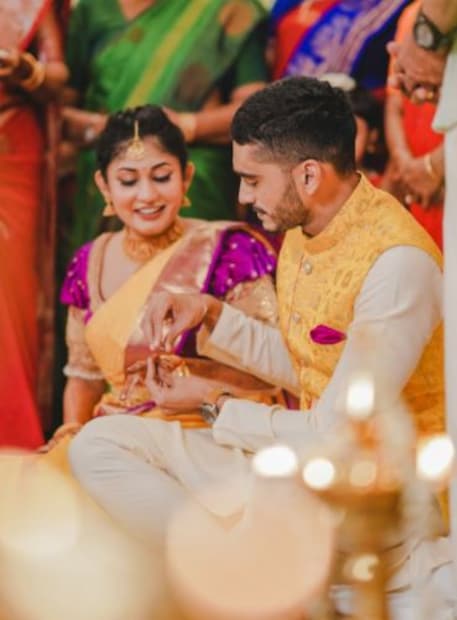  'അതിയായ സന്തോഷത്തോടെയും ആവേശത്തോടെയും എന്റെ നവവധു പരിചയപ്പെടുത്തുന്നു, ജയപ്രിയ നായര്‍. ഞങ്ങള്‍ ഉടന്‍ തന്നെ വിവാഹിതരാകും. എല്ലാവരുടെയും പ്രാര്‍ത്ഥനകള്‍ ഉണ്ടാകണം', എന്നായിരുന്നു വിശാഖ് കുറിച്ചത്. (Image - Instagram)